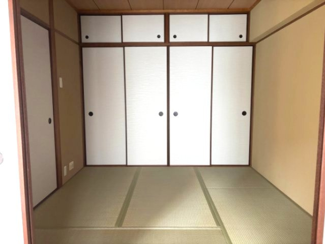 芦屋市東山町の賃貸マンションの居間・リビング