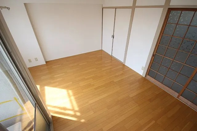 神戸市灘区船寺通５丁目の賃貸マンションの居間・リビング