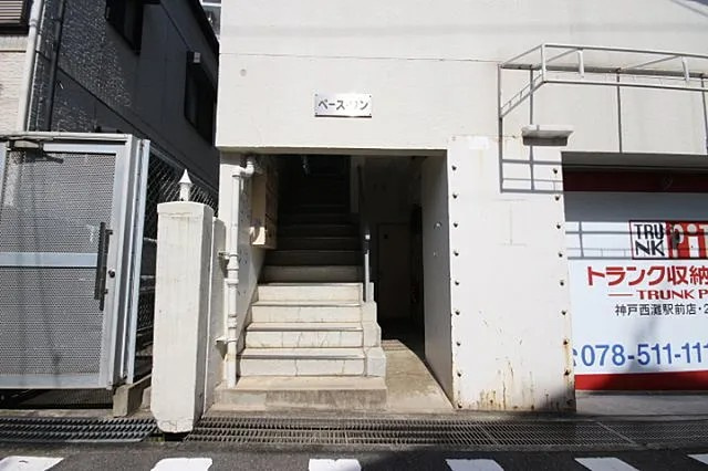 神戸市灘区船寺通５丁目の賃貸マンションのエントランス