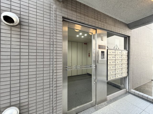 フォウレス塚口のエントランス