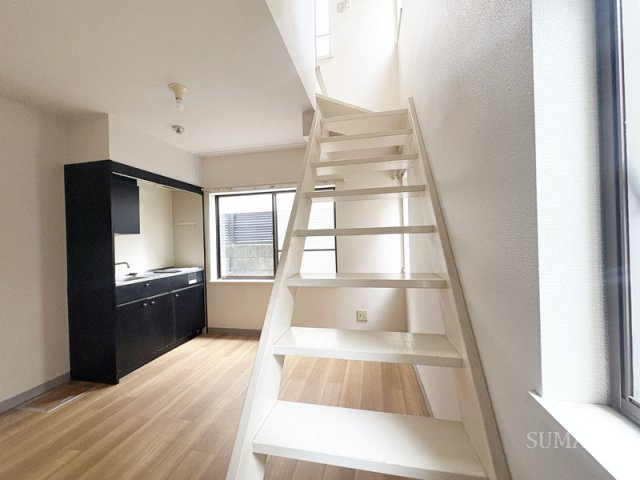 カーサデビエントのその他|洋室へ上がる階段☆