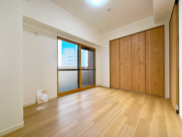 【洋室】 | ライオンズマンション博多☆仲介手数料半額☆ | 【プライベート空間】落ち着いた雰囲気の洋室。ベッドやデスクの配置がしやすい間取りで、寝室としてはもちろん、リモートワークスペースとしても活用いただけます。