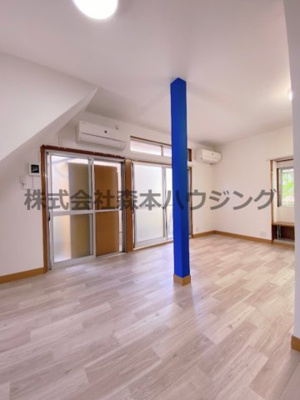 【居間・リビング】 | 　寝屋川市菅相塚町11戸建貸家 | 明るいリビングです