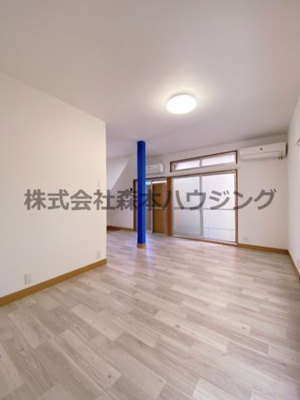 【居間・リビング】 | 　寝屋川市菅相塚町11戸建貸家 | 広々としたリビングです