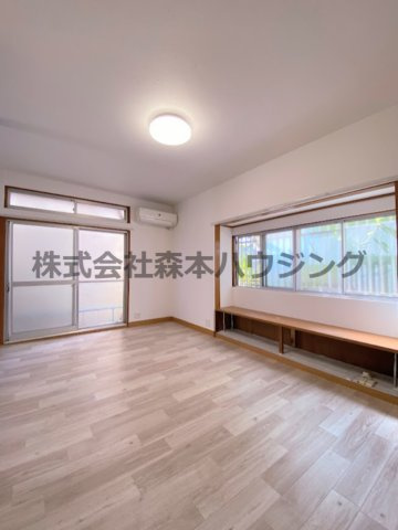 【居間・リビング】 | 　寝屋川市菅相塚町11戸建貸家 | ゆったり過ごせるリビングです