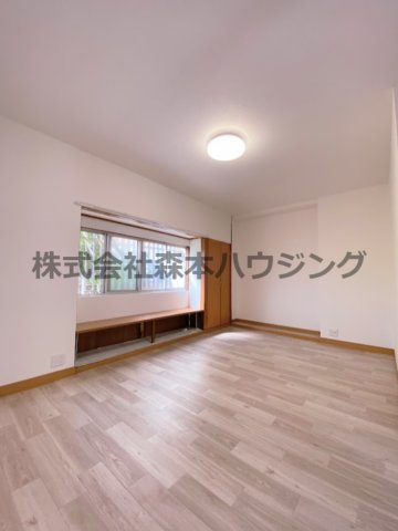 【居間・リビング】 | 　寝屋川市菅相塚町11戸建貸家 | こちらのリビングで趣味の時間をお楽しみください