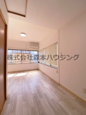 【洋室】 | 　寝屋川市菅相塚町11戸建貸家 | 明るい洋室です