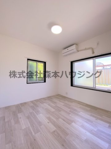 【洋室】 | 　寝屋川市菅相塚町11戸建貸家 | 明るい洋室です