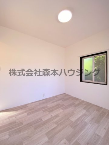 【洋室】 | 　寝屋川市菅相塚町11戸建貸家 | 使い勝手のいい洋室です