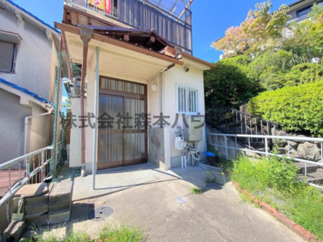 【エントランス】 | 　寝屋川市菅相塚町11戸建貸家 | 落ち着いたエントランスです