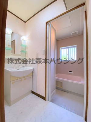 【洗面所】 | 　寝屋川市菅相塚町11戸建貸家 | 使いやすい洗面所です