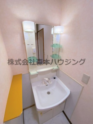 【独立洗面台】 | 　寝屋川市菅相塚町11戸建貸家 | 独立洗面台、小物を置くことができて便利です