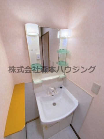 【独立洗面台】 | 　寝屋川市菅相塚町11戸建貸家 | 独立洗面台、小物を置くことができて便利です