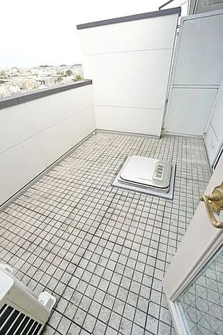 シダークレストあざみ野B棟のバルコニー