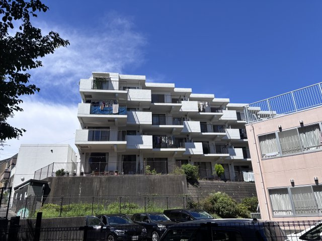 ユーカリハイツ北小金の外観パース|白くモダンな外観　