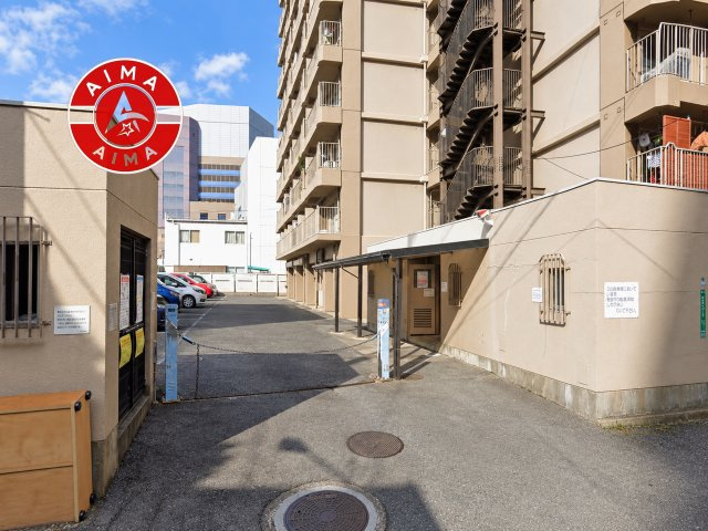 カーサ博多の駐輪場|屋根付きの駐輪場なので雨の日でも安心です。