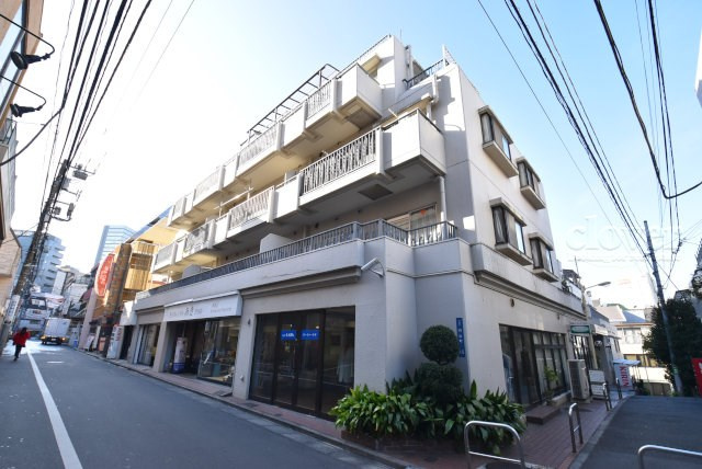 【エントランス】 | エル・アルカサル渋谷 | お客様を、そして住人を出迎えてくれるマンションのエントランス。ゴミが落ちていないことからも、管理状態の良さや住民の節度の高さが見て取れます。～即日のご見学可能～　お問合せはお気軽にどうぞ。