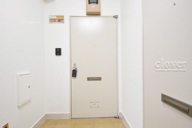 【その他共用部分】 | エル・アルカサル渋谷 | 共用廊下です。ここもきれいに清掃されています。周囲のお部屋の様子も、ぜひ伺ってみてください。～即日のご見学可能～　お問合せはお気軽にどうぞ。