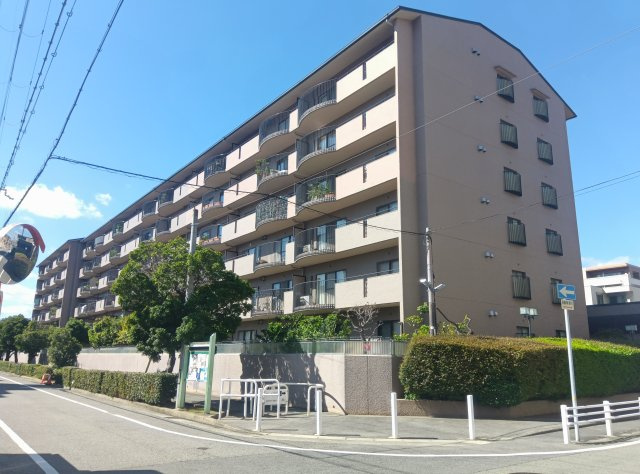塚口ネオコーポラスの外観|開放感のある三方道路の角地立地です。