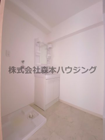 【洗面所】 | 　ロイヤルハイツ三喜 | ゆったりとスペースのある洗面所