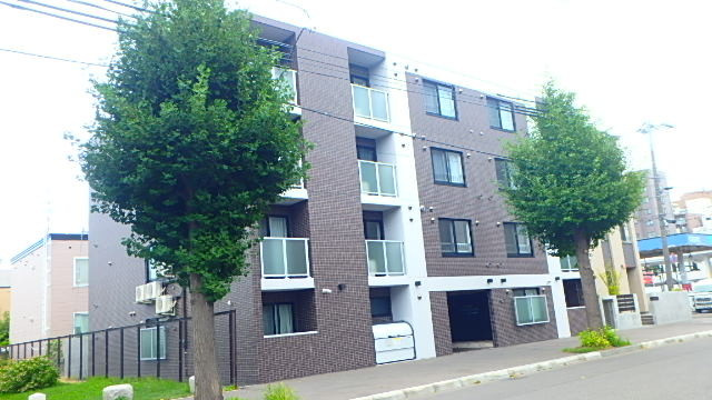 Ｒａｆｆｉｎｅ近代美術館前