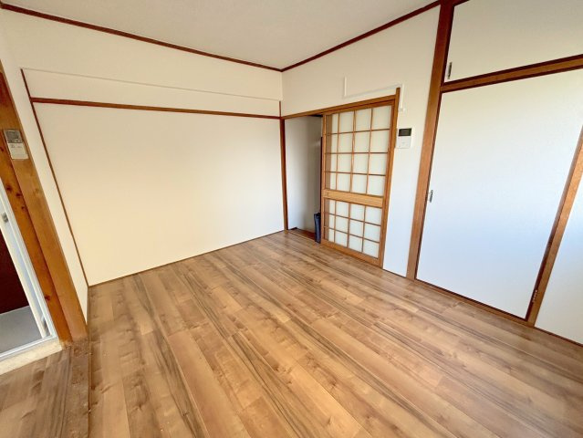 リアライズ東三国の洋室