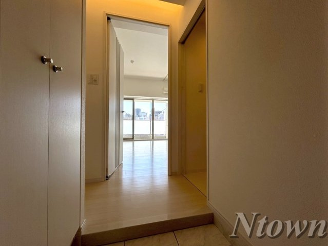【玄関】 | FIRST RESIDENCE SAKAE(ファーストレジデンス栄) | シンプルで使いやすい玄関です