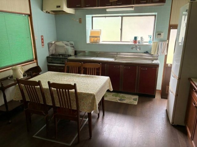 【広島県東広島市安芸津町】落ち着いた街並みで暮らす／木目調が温かい家族の住まいの居間・リビング|【LDK】1階8帖のLDK。隣の6帖洋室とつなげて広く使えます。