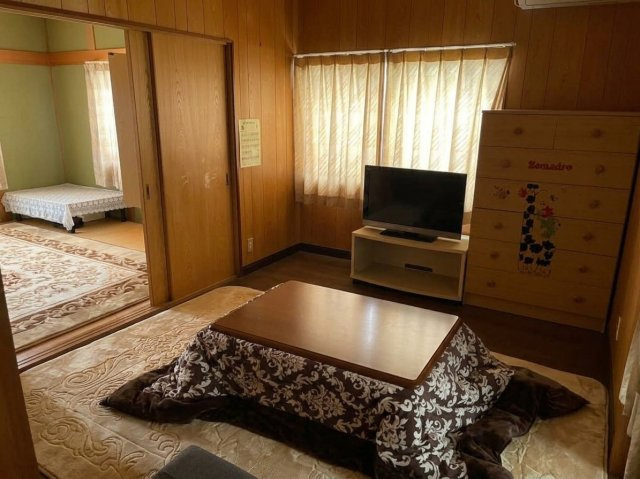 【広島県東広島市安芸津町】落ち着いた街並みで暮らす／木目調が温かい家族の住まいの洋室|【洋室】LDKに隣接する6帖の洋室。開放すれば一体利用も可能。