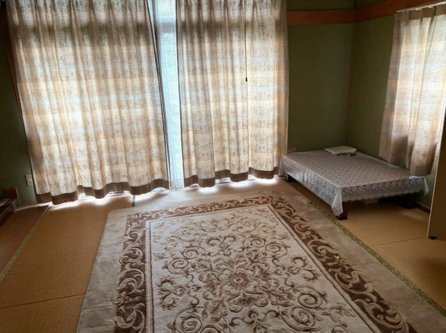 【広島県東広島市安芸津町】落ち着いた街並みで暮らす／木目調が温かい家族の住まいの和室|【和室】主寝室や客間としても使える、広々とした8帖の和室。