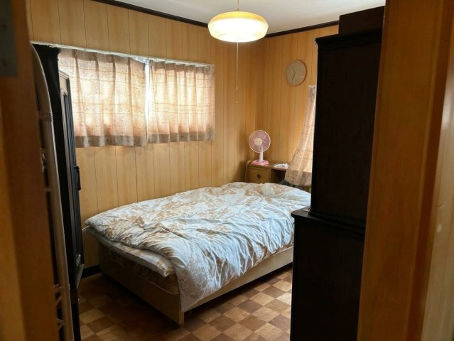 【広島県東広島市安芸津町】落ち着いた街並みで暮らす／木目調が温かい家族の住まいの洋室|【洋室】ベッドを置いてもゆとりのある2階4.5帖の洋室。