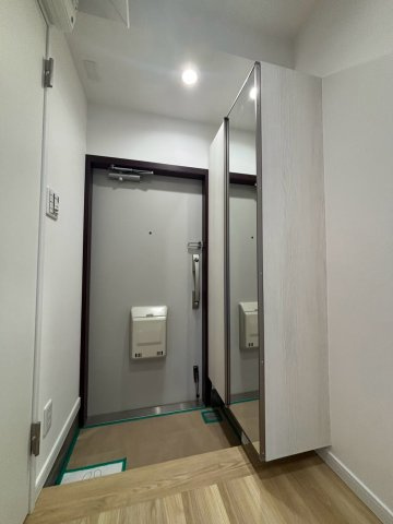 めじろ台ハイムの玄関|シューズボックス標準装備！ロータイプなので圧迫感が無く、シューズボックスの上にお好きな小物を置いたりなどして玄関を飾る楽しみもあります♪