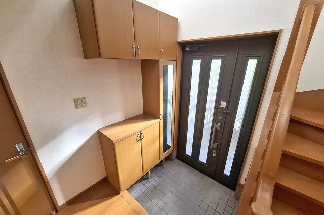 岸和田市尾生町5丁目の玄関|玄関：下駄箱付きで、家族の靴をすっきり整理できます。