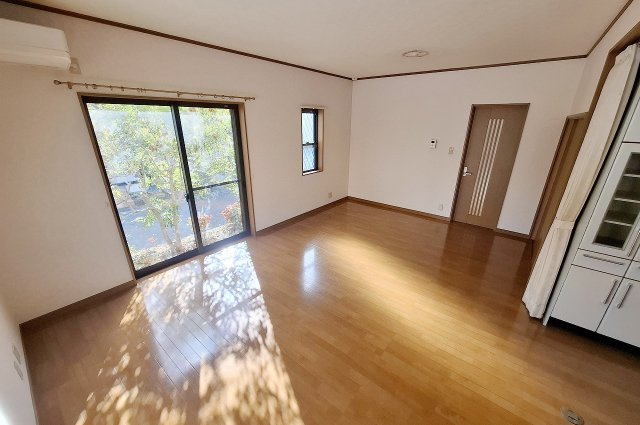岸和田市尾生町5丁目の居間・リビング|LDK：南側から自然光が入りやすく、明るさを感じられるくつろぎ空間です。