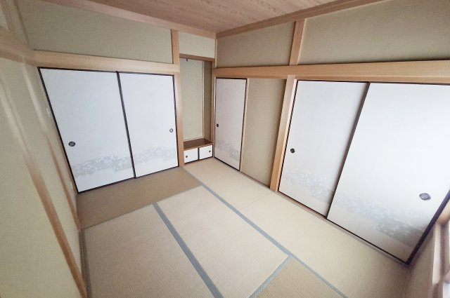 岸和田市尾生町5丁目の和室|和室：約6帖。LDKと続間で、くつろぎ空間にも便利です。