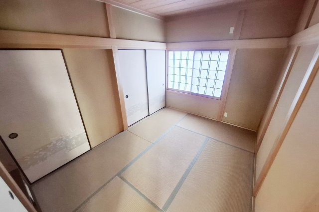 岸和田市尾生町5丁目の和室|和室：押入付きで、寝具や季節物をすっきり収納できます。