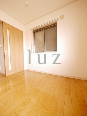メゾン東久保の寝室|シャッター付きのベッドルームです！