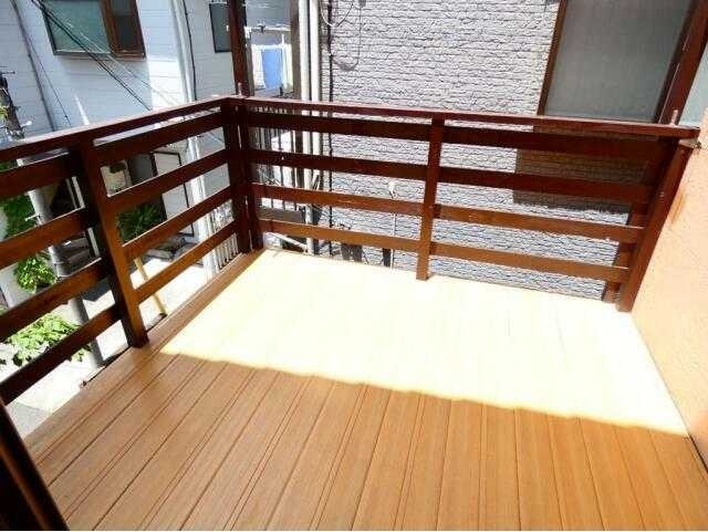 千駄木４丁目戸建てのバルコニー|ウッドデッキ
