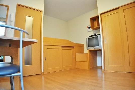 レオパレスコート　アベⅡの居間・リビング|ＴＶ付き（部屋によりメーカーは異なります）