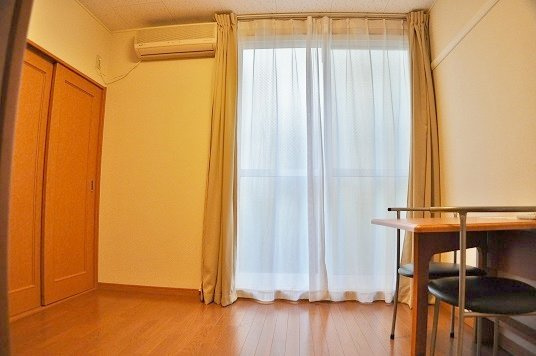 レオパレスコート　アベⅡの居間・リビング|カーテン、エアコン付き（部屋によりメーカーは異なります）