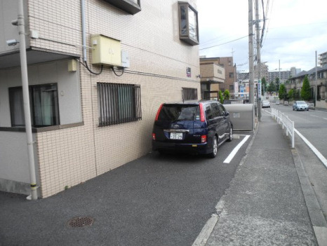 富志正第五ビルの駐車場