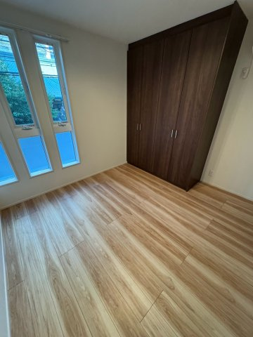 紅梅町戸建の内装|明るい室内です