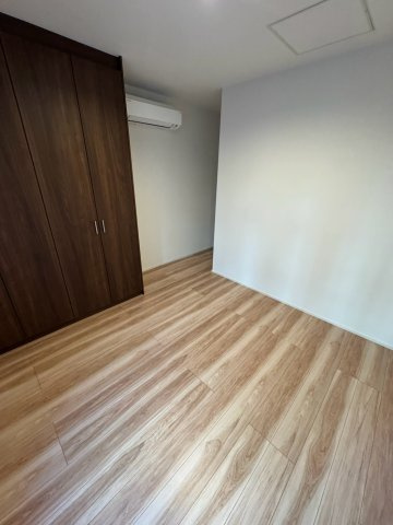 紅梅町戸建の内装|明るい色調の室内です