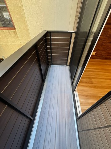 紅梅町戸建のバルコニー|外からの目が気にならないバルコニーで洗濯物が干せます
