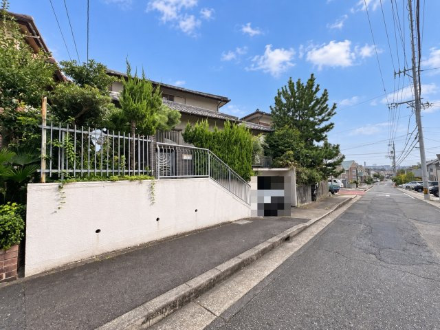 名東区高針台三丁目 中古戸建の外観|北東側からの外観。第一種低層住居専用地域の閑静な住宅地です。