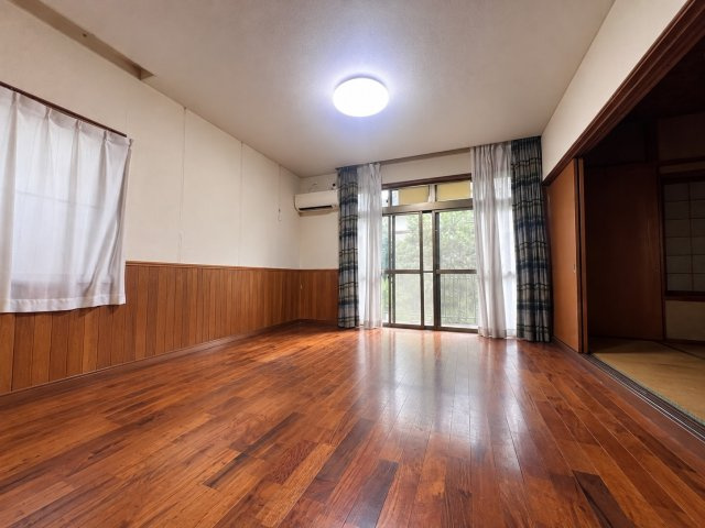 名東区高針台三丁目 中古戸建のキッチン|明るいフローリングのDK。和室とつなげて広々使えます。※家具消し加工済