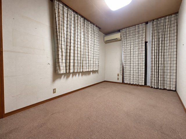 名東区高針台三丁目 中古戸建の洋室|2面採光の明るい洋室。個室や寝室に。※家具消し加工済