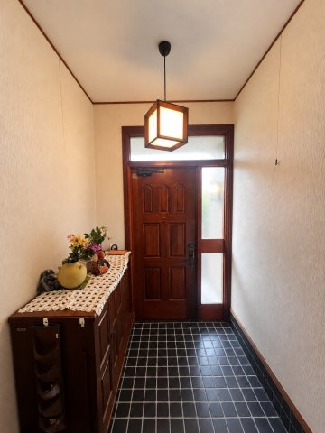 名東区高針台三丁目 中古戸建の玄関|木製ドアの落ち着いた玄関です。※家具消し加工済