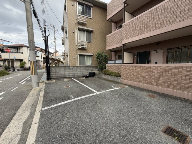 トレビアン華の駐車場
