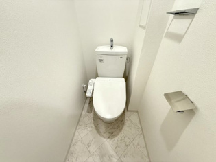 温水洗浄便座付きのトイレです♪